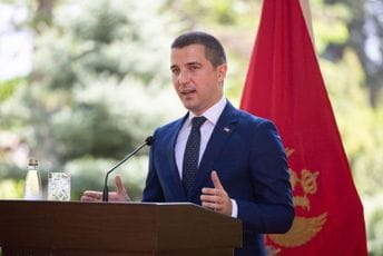 Bečić građanima: Molim vas ostanite kod kuće, čuvanje izborne volje naš je prioritet Bečić građanima: Molim vas ostanite kod kuće, čuvanje izborne volje naš je prioritet