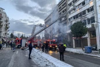 Tri osobe povrijeđene u eksploziji u centru Atine Tri osobe povrijeđene u eksploziji u centru Atine