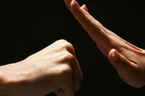 Ulcinjanin osumnjičen da je pesnicom udario policajca: Određeno mu zadržavanje