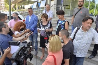 Prosvjetni radnici nezadovoljni uvećanjem zarada: Nastavniku 28 eura veća plata nego higijeničarki Prosvjetni radnici nezadovoljni uvećanjem zarada: Nastavniku 28 eura veća plata nego higijeničarki