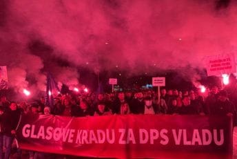 Protestna šetnja od Hrama do Skupštine protiv manjinske vlade Protestna šetnja od Hrama do Skupštine protiv manjinske vlade