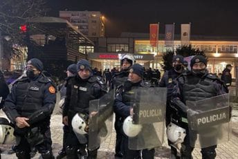 Aktivisti poručili Bećkoviću da će ga Crna Gora nadživjeti, fanovi srpskog pisca gađali ih kamenjem (VIDEO) Aktivisti poručili Bećkoviću da će ga Crna Gora nadživjeti, fanovi srpskog pisca gađali ih kamenjem (VIDEO)