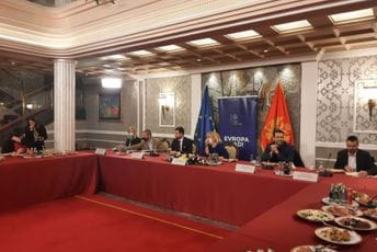 Spajić: Nijesam slušao šta je Vesna Bratić izgovarala na protestu, ograđujem se od bilo kakvih radikalnih izjava Spajić: Nijesam slušao šta je Vesna Bratić izgovarala na protestu, ograđujem se od bilo kakvih radikalnih izjava