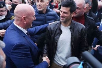 Veliki broj Budvana dočekao Đokovića ispred zgrade lokalne uprave Veliki broj Budvana dočekao Đokovića ispred zgrade lokalne uprave