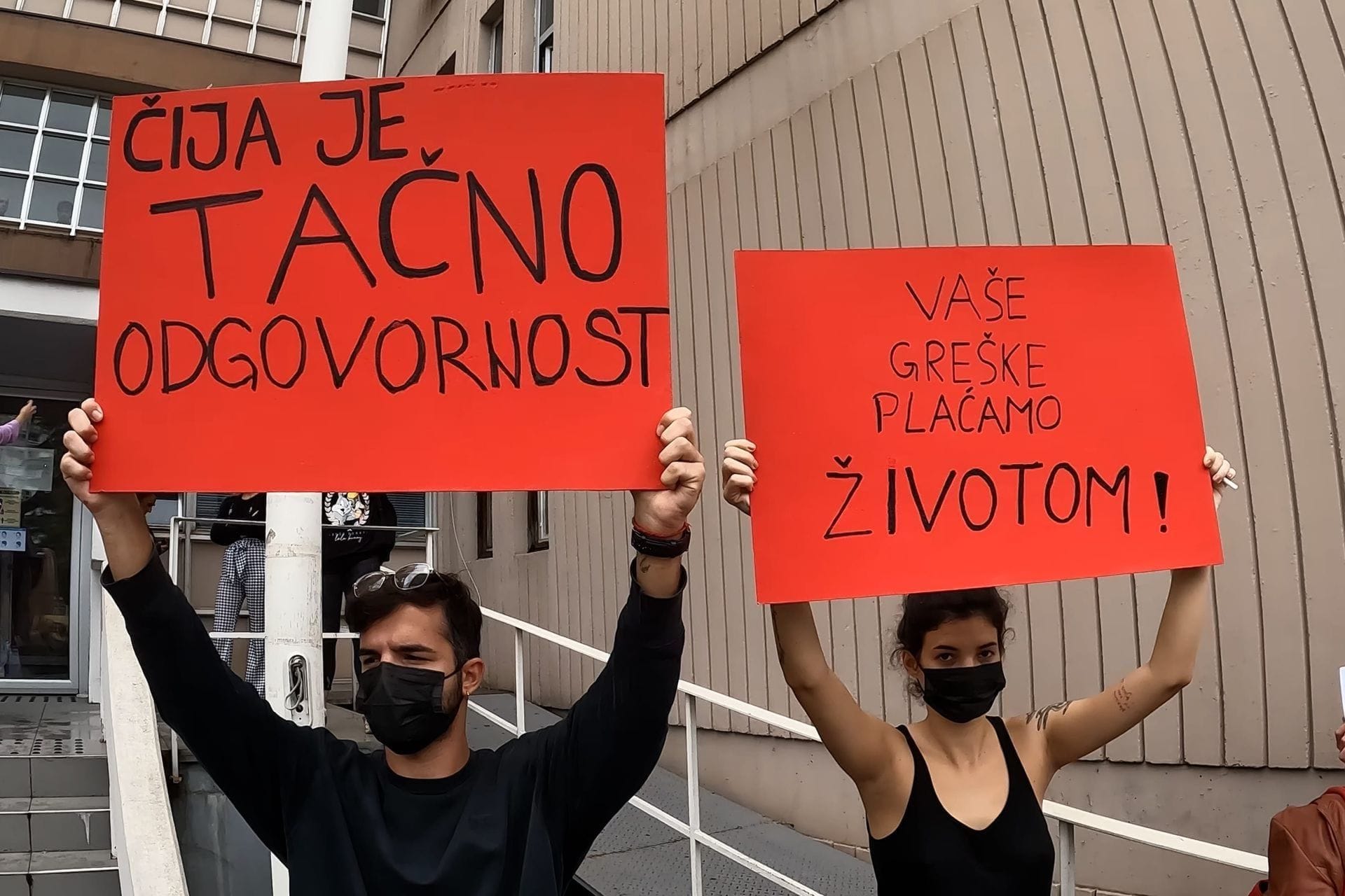 Fotografija 1: Žena je žrtva nasilja (ali tek) kada bude ubijena