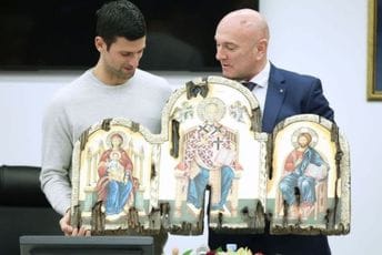 Đoković dobio zahvalnicu za podršku litijama u Crnoj Gori (VIDEO) Đoković dobio zahvalnicu za podršku litijama u Crnoj Gori (VIDEO)