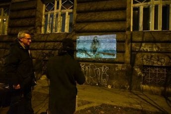 Performans u centru Zagreba: "Muzej korupcije" predstavlja fotografije polugolih žena, autor je bivši premijer Performans u centru Zagreba: "Muzej korupcije" predstavlja fotografije polugolih žena, autor je bivši premijer