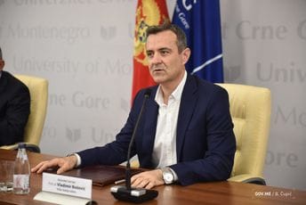 Vladimire, opet pucaš na građane!