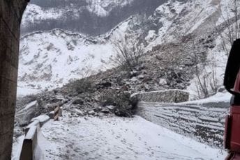 Veliki odron: Obustavljen saobraćaj između Brodareva i prelaza Gostun Veliki odron: Obustavljen saobraćaj između Brodareva i prelaza Gostun
