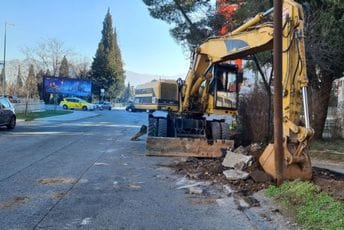 U toku sanacija trotoara kod Muzičkog centra U toku sanacija trotoara kod Muzičkog centra