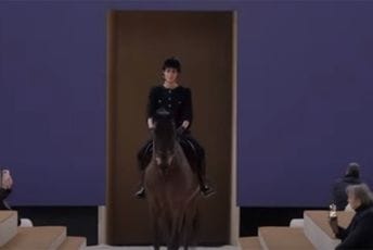 Nedjelja mode u Parizu: Konj prošetao Šanelovom modnom pistom Nedjelja mode u Parizu: Konj prošetao Šanelovom modnom pistom