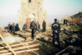 Sila ni pred crkvom Boga nije molila Policija između montažnog objekta CPC i Crkve Sv. Đorđa na ostrvu Beška (drugi dan, 3. februar)