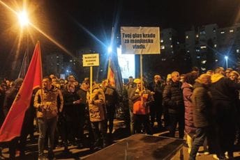 Ispred Skupštine srpske pjesme i zastave, kod Hrama ministri, poslanici... Ispred Skupštine srpske pjesme i zastave, kod Hrama ministri, poslanici...