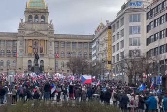 Hiljade Čeha na protestu u Pragu protiv kovid mjera Hiljade Čeha na protestu u Pragu protiv kovid mjera