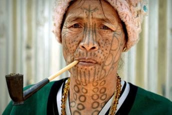 Tetovirana lica žena iz plemena Muun: Bolni ritual koji će uskoro izumrijeti Tetovirana lica žena iz plemena Muun: Bolni ritual koji će uskoro izumrijeti