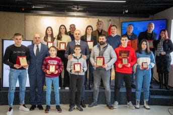 Kašćelan dodijelio nagrade najboljima u sportu: Pešić najbolji sportista, RK „Lovćen“ najbolja organizacija Kašćelan dodijelio nagrade najboljima u sportu: Pešić najbolji sportista, RK „Lovćen“ najbolja organizacija