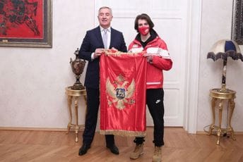Crnogorski olimpijci kreću u Peking, Đukanović im predao zastavu Crnogorski olimpijci kreću u Peking, Đukanović im predao zastavu