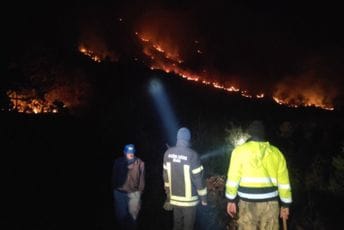 Bukti požar na Paštrovskoj gori: Stihija duga kilometar, bila ugrožena i jedna kuća Bukti požar na Paštrovskoj gori: Stihija duga kilometar, bila ugrožena i jedna kuća