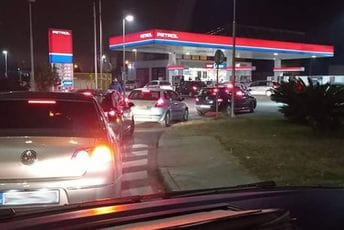 Velike gužve na pumpama: Svi bi da sipaju prije ponoći Velike gužve na pumpama: Svi bi da sipaju prije ponoći