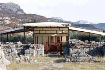 Sporne tenda, kamenje, konaci i katanac na kapiji Sporne tenda, kamenje, konaci i katanac na kapiji