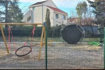Uništen mobilijar na dva igrališta u Resursnom centru “1. jun” Uništen mobilijar na dva igrališta u Resursnom centru “1. jun”