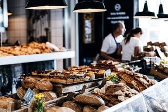 Kupovala hljeb preko reda pa prebila ženu koja se pobunila zbog toga
