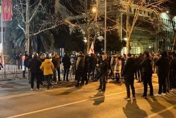 Nema protesta kod Hrama, mala grupa ljudi ispred Skupštine Nema protesta kod Hrama, mala grupa ljudi ispred Skupštine