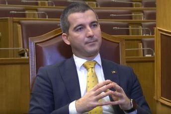 Bečić URI: Spreman sam da se izvinim za izjave mojih kolega, ako obećate da nećete formirati skupštinsku većinu sa DPS-om Bečić URI: Spreman sam da se izvinim za izjave mojih kolega, ako obećate da nećete formirati skupštinsku većinu sa DPS-om