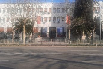 Pola sata uoči početka: Sasvim uobičajeno jutro ispred Skupštine Pola sata uoči početka: Sasvim uobičajeno jutro ispred Skupštine