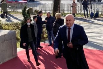 Poslanici i ministri stižu u Skupštinu, pojačano prisustvo policije Poslanici i ministri stižu u Skupštinu, pojačano prisustvo policije