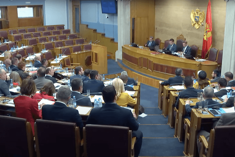 Oburdasmo njih, ali i vi kuću provjetrite Sa sjednice izglasavanja nepovjerenja Vladi