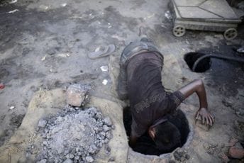 Kopali i rukama: Spasioci stigli do dječaka koji je upao u jamu duboku 32 metra Kopali i rukama: Spasioci stigli do dječaka koji je upao u jamu duboku 32 metra