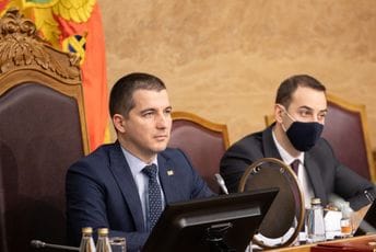 Izglasan je dnevni red, a zatim su potrajale proceduralne diskusije Izglasan je dnevni red, a zatim su potrajale proceduralne diskusije