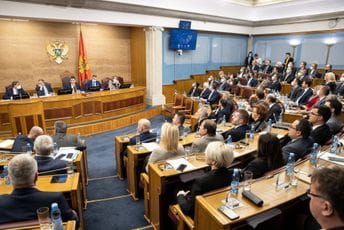 Završena su uvodna obraćanja, sada nema nikakve dileme ko će kako glasati Završena su uvodna obraćanja, sada nema nikakve dileme ko će kako glasati