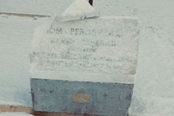 Razbijen kamen temeljac nakadašnjeg Doma Revolucije Razbijen kamen temeljac nakadašnjeg Doma Revolucije