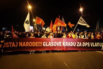 Organizovali i bakljadu: Evo kako je protekla protestna šetnja (FOTO / VIDEO) Organizovali i bakljadu: Evo kako je protekla protestna šetnja (FOTO / VIDEO)