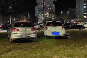Nedaleko od lokacije protesta: Koprivica parkirao kola na zelenoj površini? Nedaleko od lokacije protesta: Koprivica parkirao kola na zelenoj površini?