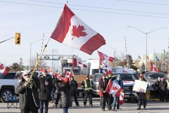 Drama u Kanadi: Kamiondžije blokirale važan most, zatvoreni Ford i Tojota Drama u Kanadi: Kamiondžije blokirale važan most, zatvoreni Ford i Tojota