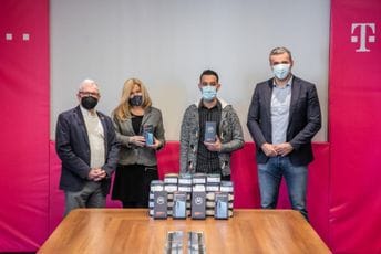 Telekom donirao mobilne telefone sa internetom za 34 medijatora Help-a za RE populaciju Telekom donirao mobilne telefone sa internetom za 34 medijatora Help-a za RE populaciju