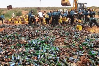 Šerijatska policija u Nigeriji buldožerima uništila četiri miliona flaša piva Šerijatska policija u Nigeriji buldožerima uništila četiri miliona flaša piva