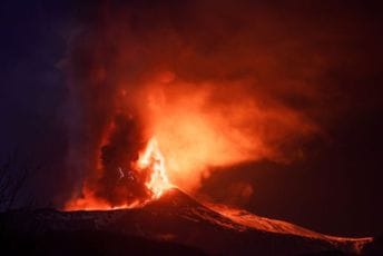 Erupcija na Etni: Rijeke lave i pepeo lansiran na visinu od 8.000 metara Erupcija na Etni: Rijeke lave i pepeo lansiran na visinu od 8.000 metara