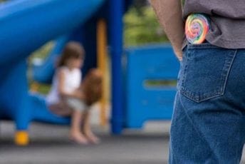 Četiri osobe osuđene na pet godina i četiri mjeseca zatvora zbog pedofilije Četiri osobe osuđene na pet godina i četiri mjeseca zatvora zbog pedofilije