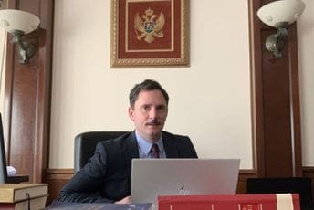 Čarmak: Ispravljena diskriminacija prema velikom broju ljudi koji su stekli uslove za crnogorsko državljanstvo Čarmak: Ispravljena diskriminacija prema velikom broju ljudi koji su stekli uslove za crnogorsko državljanstvo