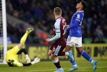 Vest Hem vodio, pa jedva izvukao bod protiv Lestera Vest Hem vodio, pa jedva izvukao bod protiv Lestera