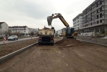 Pripremaju za asfaltiranje desnu stranu bulevara PUNOM PAROM: Radnici i mašine građevinske firme Tehnoput MNE juče na Bulevaru Veljka Vlahovića