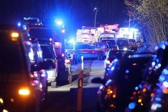 U sudaru dva voza kod Minhena jedna osoba poginula, najmanje 30 povrijeđeno U sudaru dva voza kod Minhena jedna osoba poginula, najmanje 30 povrijeđeno