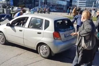 Incident ispred Palate Srbija: Automobilom udario mladića, nosio ga 20 metara