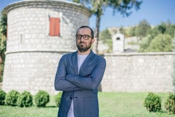 Kaluđerović: Huter nije ni riječ rekao o tome kako je DPS učinio SPC snažnijom od države Kaluđerović: Huter nije ni riječ rekao o tome kako je DPS učinio SPC snažnijom od države