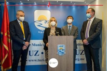 Kina donirala novo ambulantno vozilo Hitnoj u Tuzima Kina donirala novo ambulantno vozilo Hitnoj u Tuzima