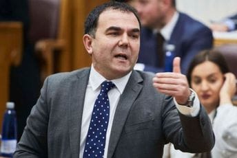 Đurašković: Skandalozno ponašanje Kneževića, njegova poruka o nošenju oružja posebno opasna Đurašković: Skandalozno ponašanje Kneževića, njegova poruka o nošenju oružja posebno opasna